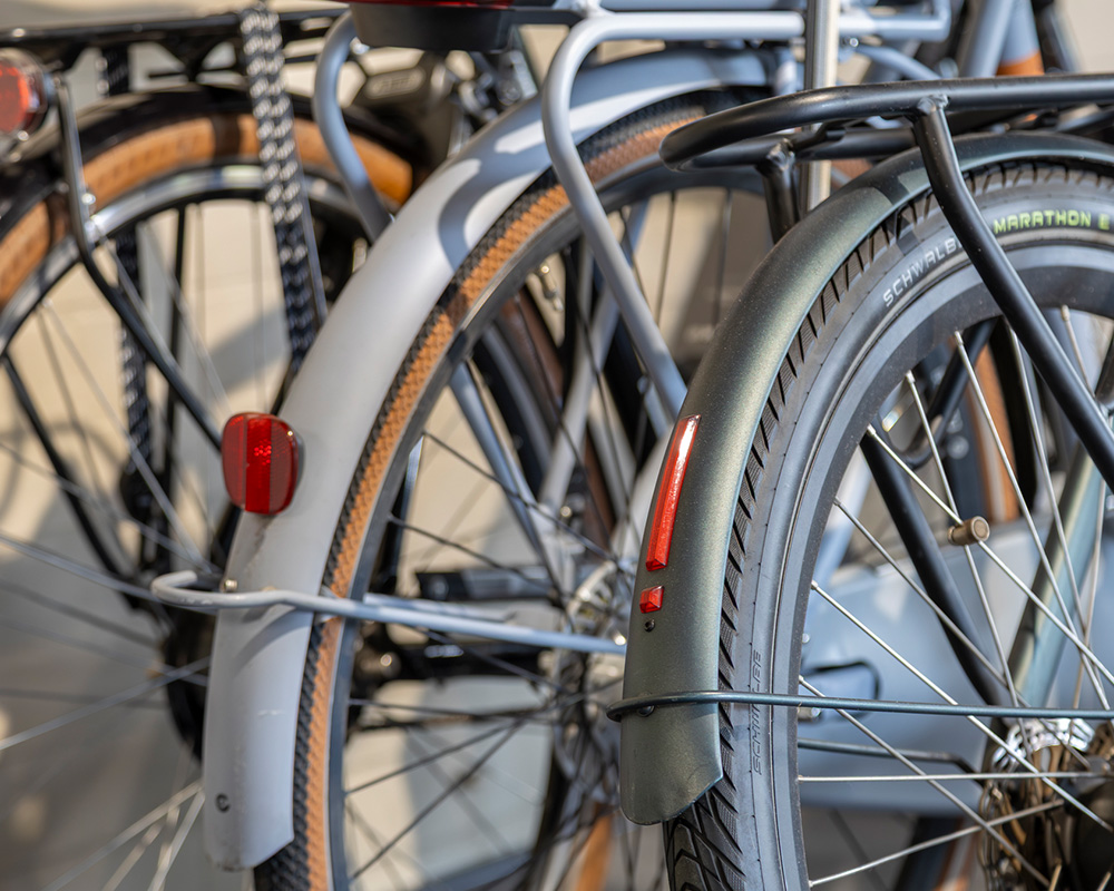 Kinderfiets bekijken en samen uitproberen